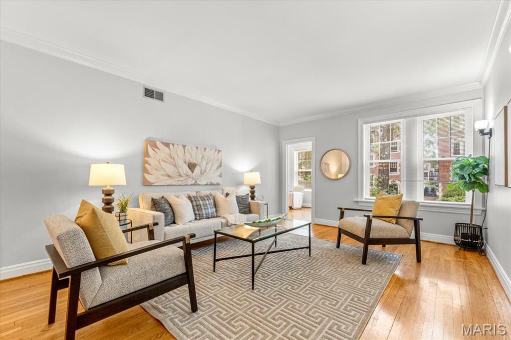 Property Photo: 6318 Southwood Avenue 1W MO 63105