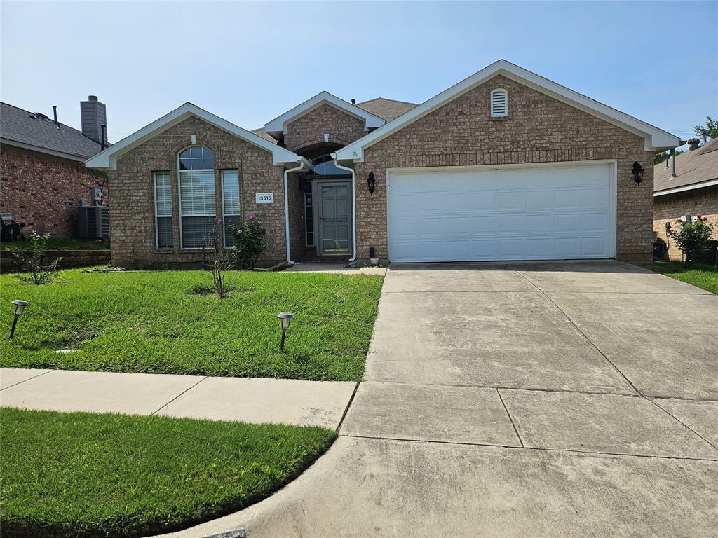 Property Photo: 13516 Quarry Trace TX 76040