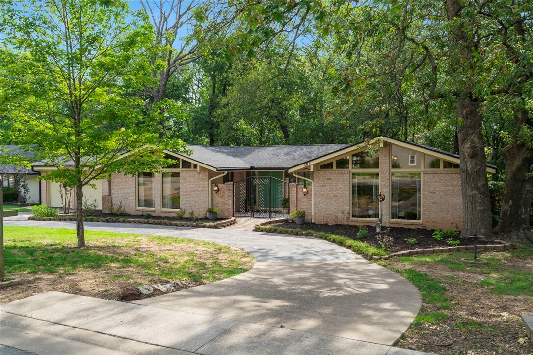 301 S Dogwood Street  Siloam Springs AR 72761 photo