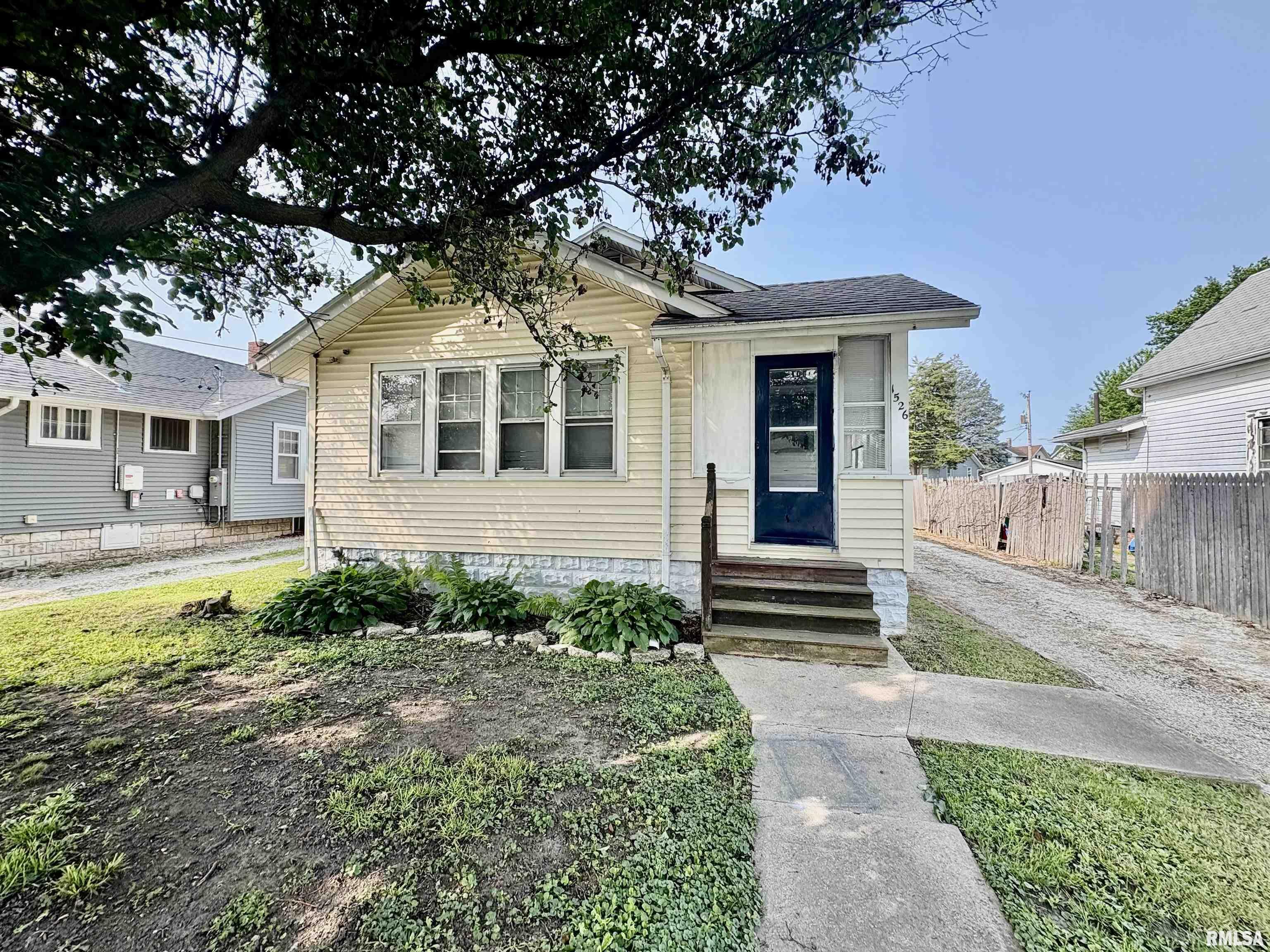 Property Photo:  1526 Grand Avenue  IL 61401 