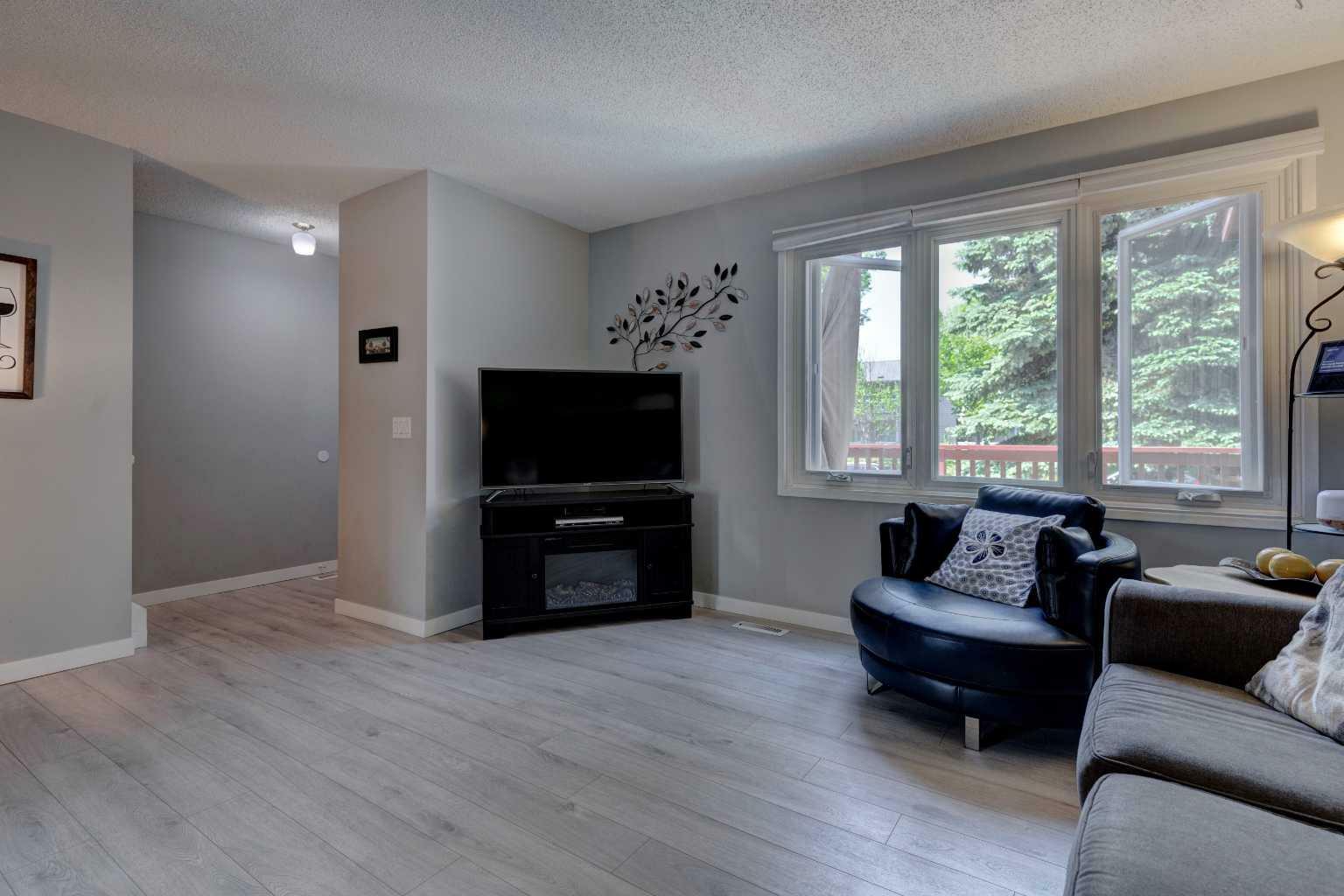 Property Photo: 136 Deerview Drive SE AB T2J 6G9
