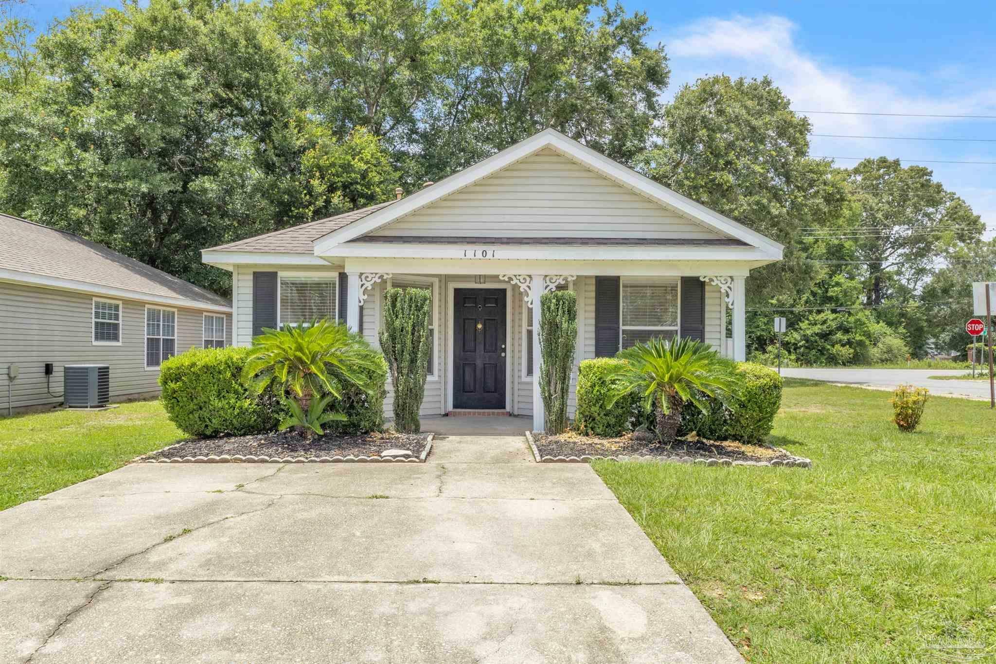 Property Photo: 1101 Sweetbriar St FL 32533