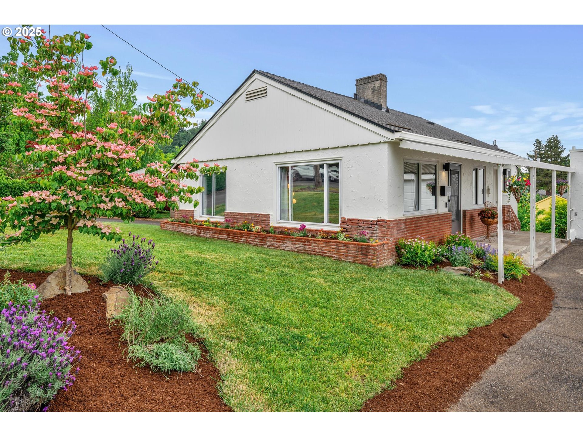 Property Photo: 8620 NE Beech St OR 97220
