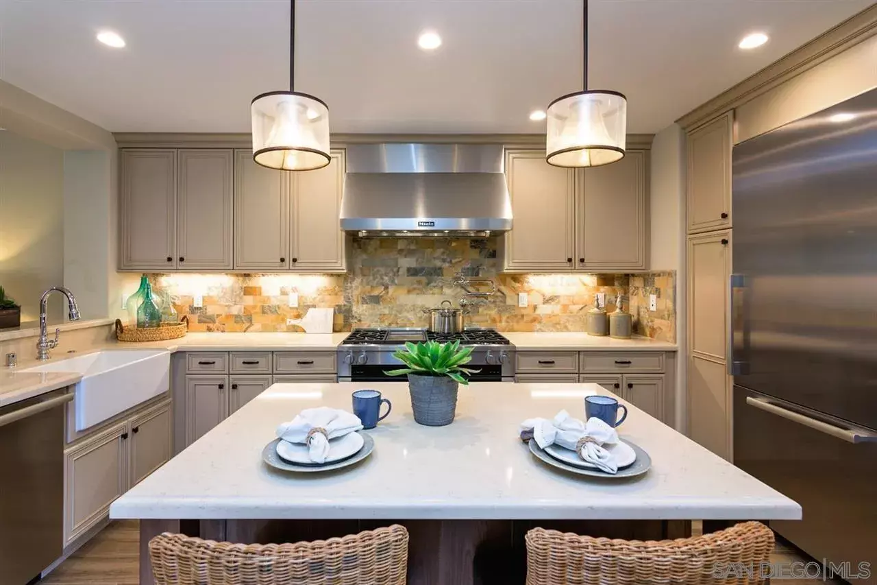 Property Photo:  718 Silver St  CA 92037 