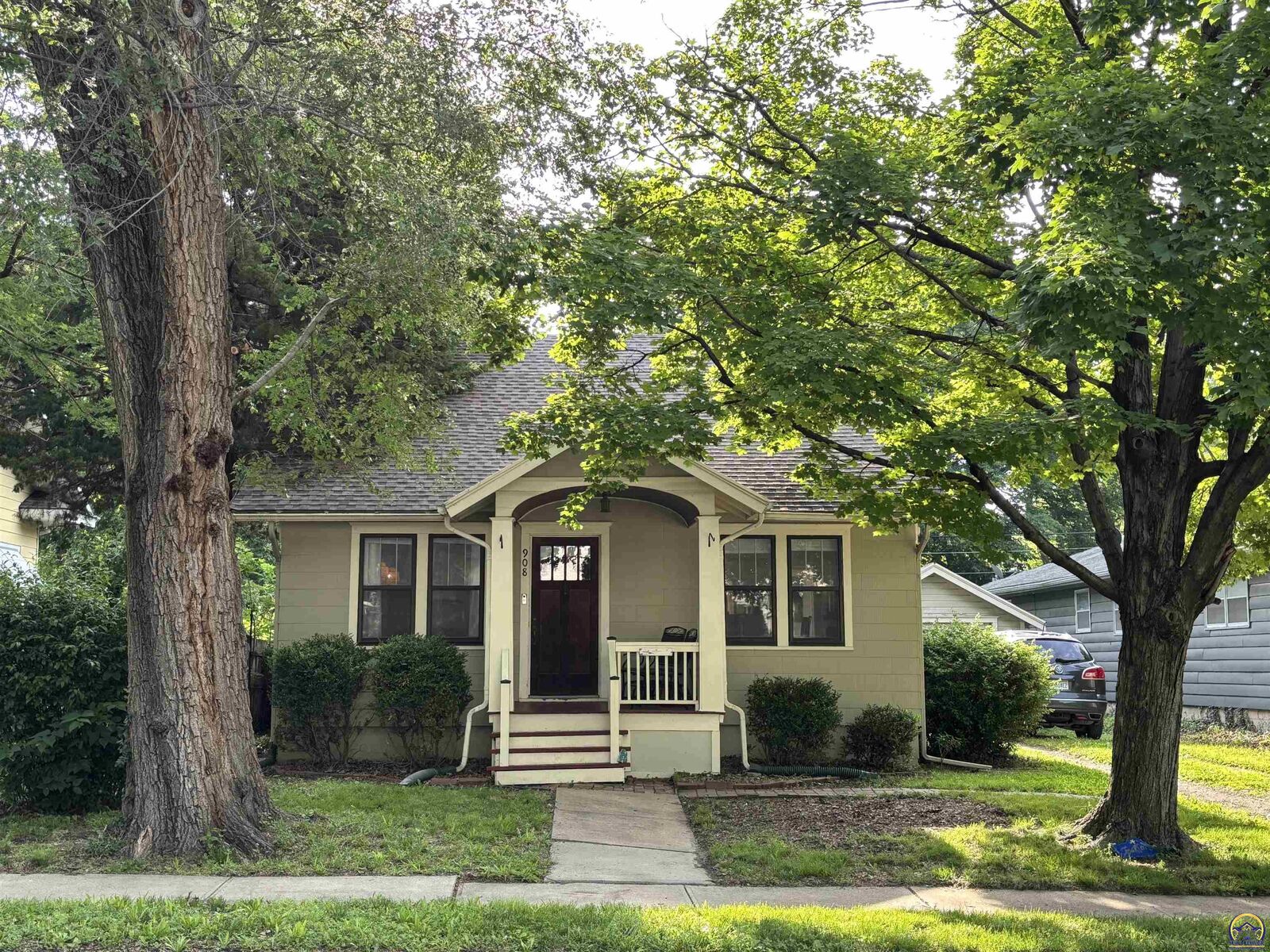 Property Photo:  908 Chestnut St  KS 66801 