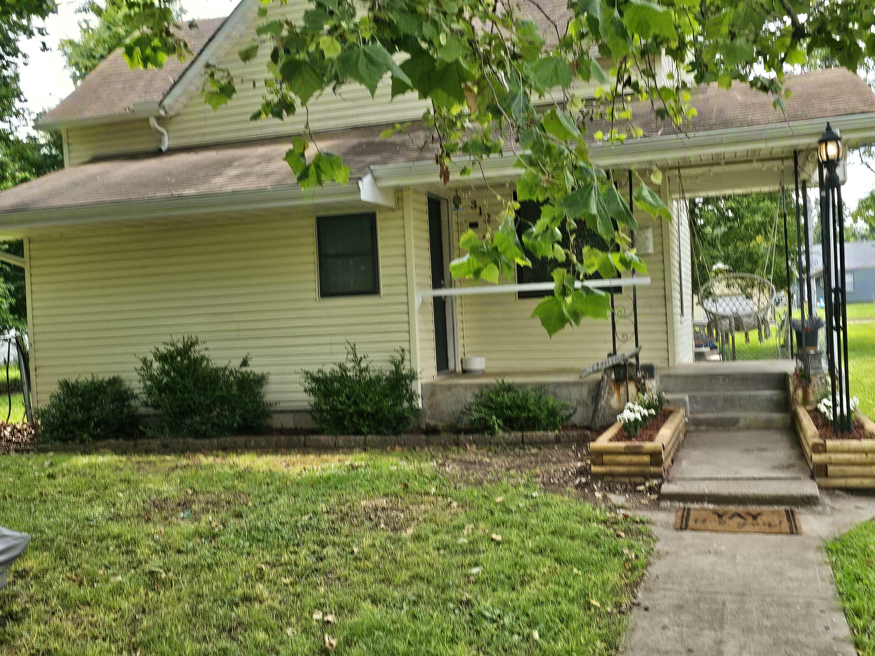 Property Photo: 312 W Locust Street MO 65605