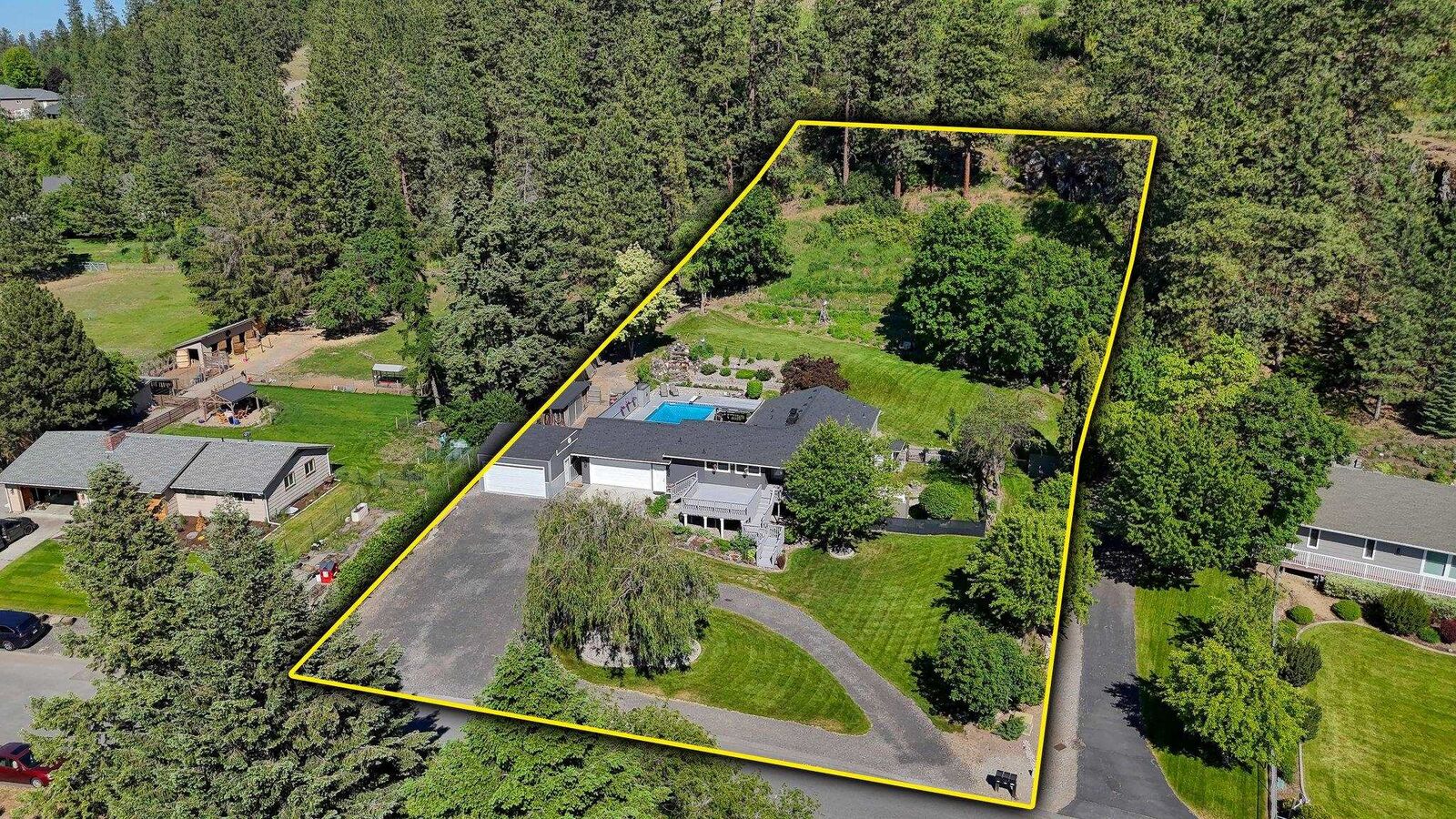 Property Photo: 1407 S Shamrock St WA 99037