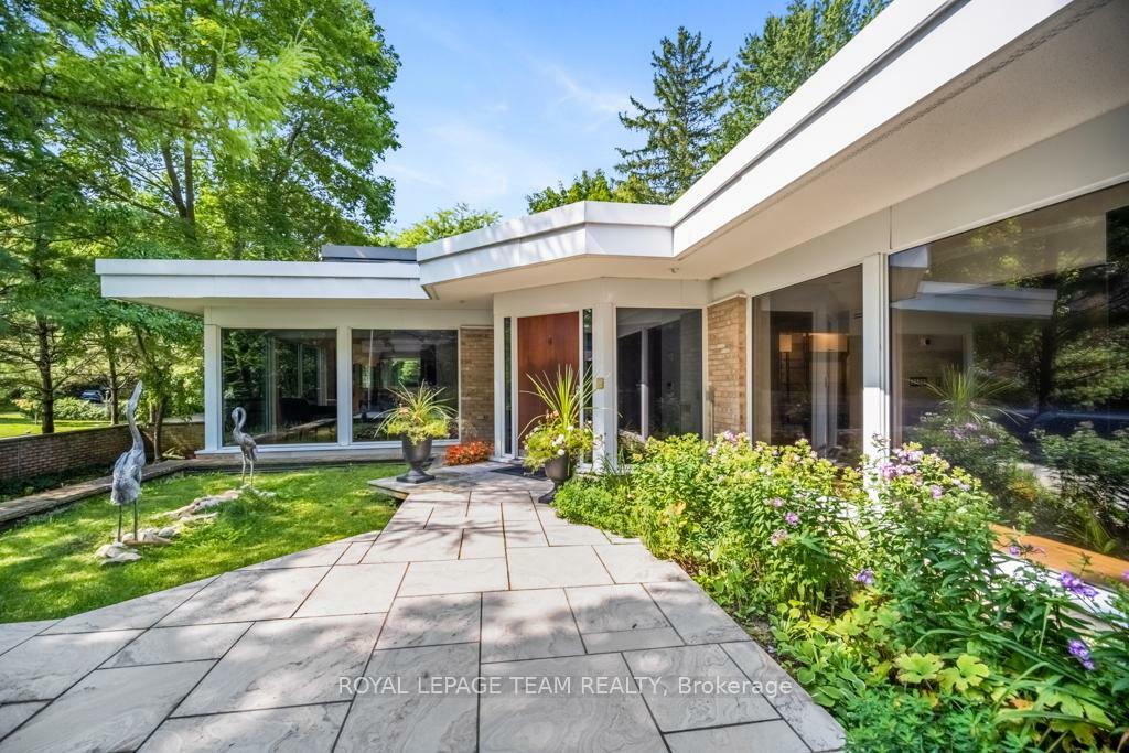 Photo de la propriété: 55 Willingdon Road ON K1M 2J6