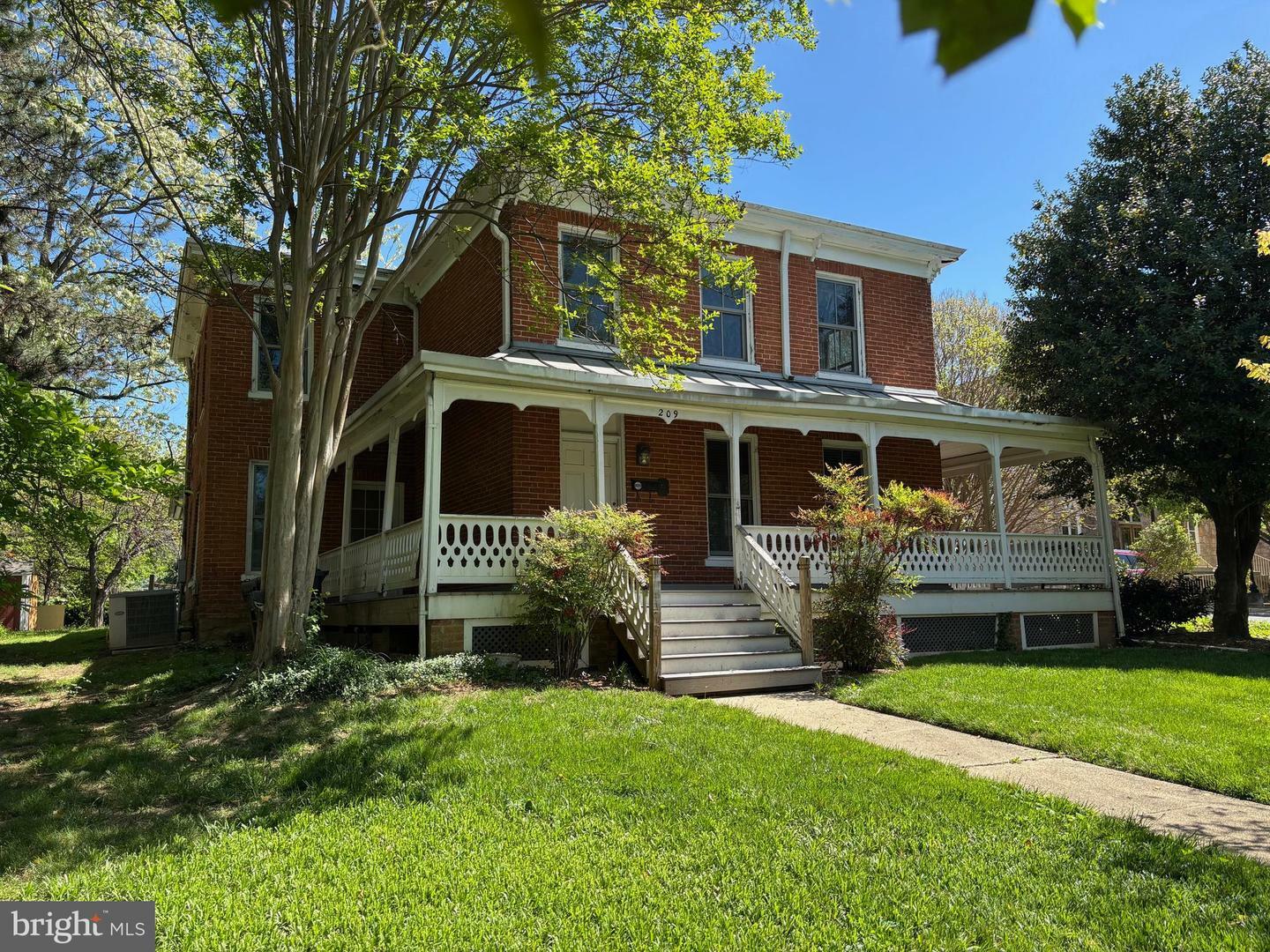 Property Photo: 209 E Broad Street VA 22046
