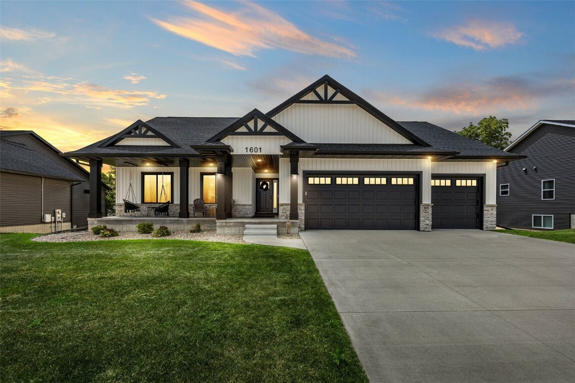 Property Photo: 1601 Green Oak Pass IA 52340