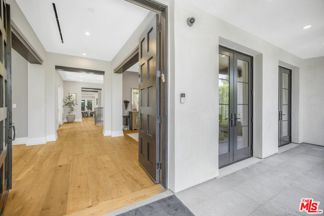 Property Photo: 439 S Spalding Dr CA 90212