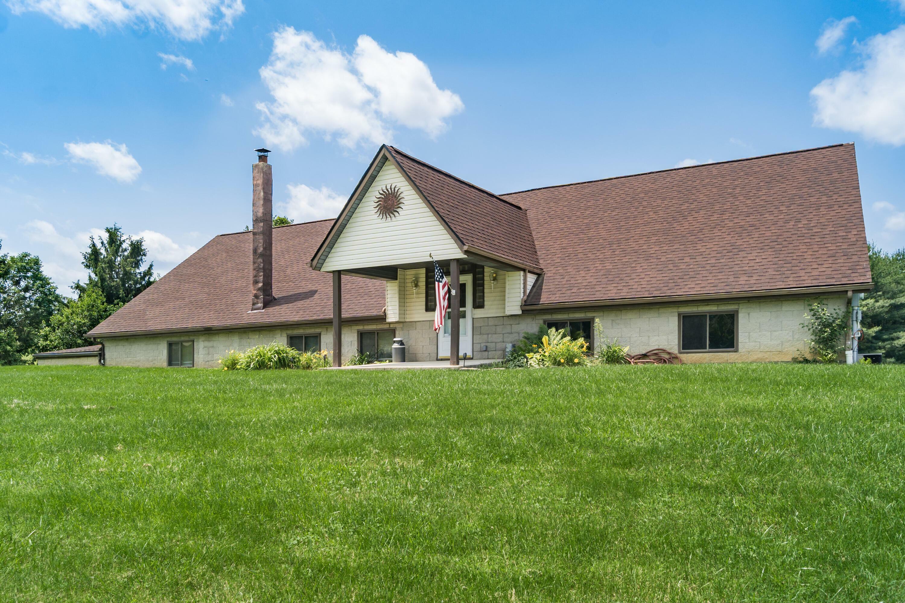 Property Photo: 5795 Royalton SW Road OH 43130