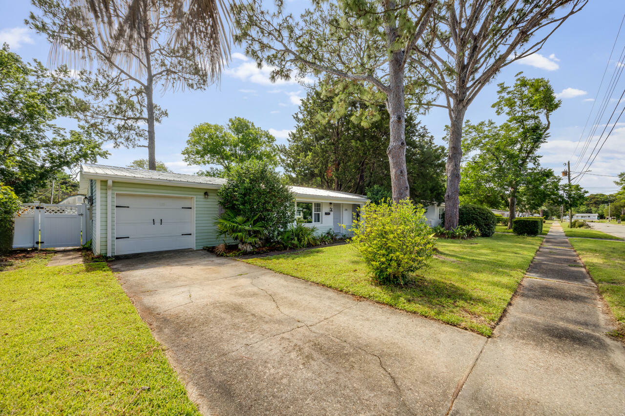 Property Photo: 270 Gregory Drive FL 32569