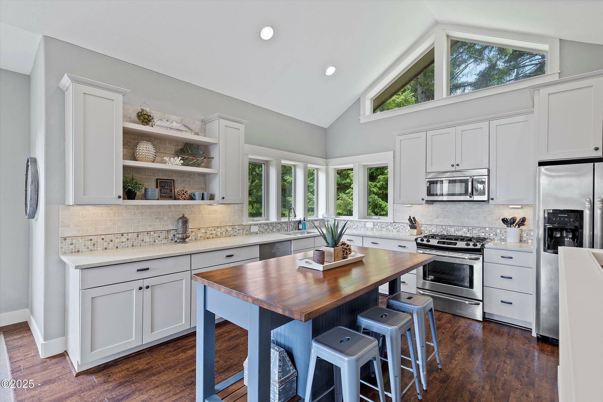 Property Photo: 3087 NE Cascara Court OR 97367