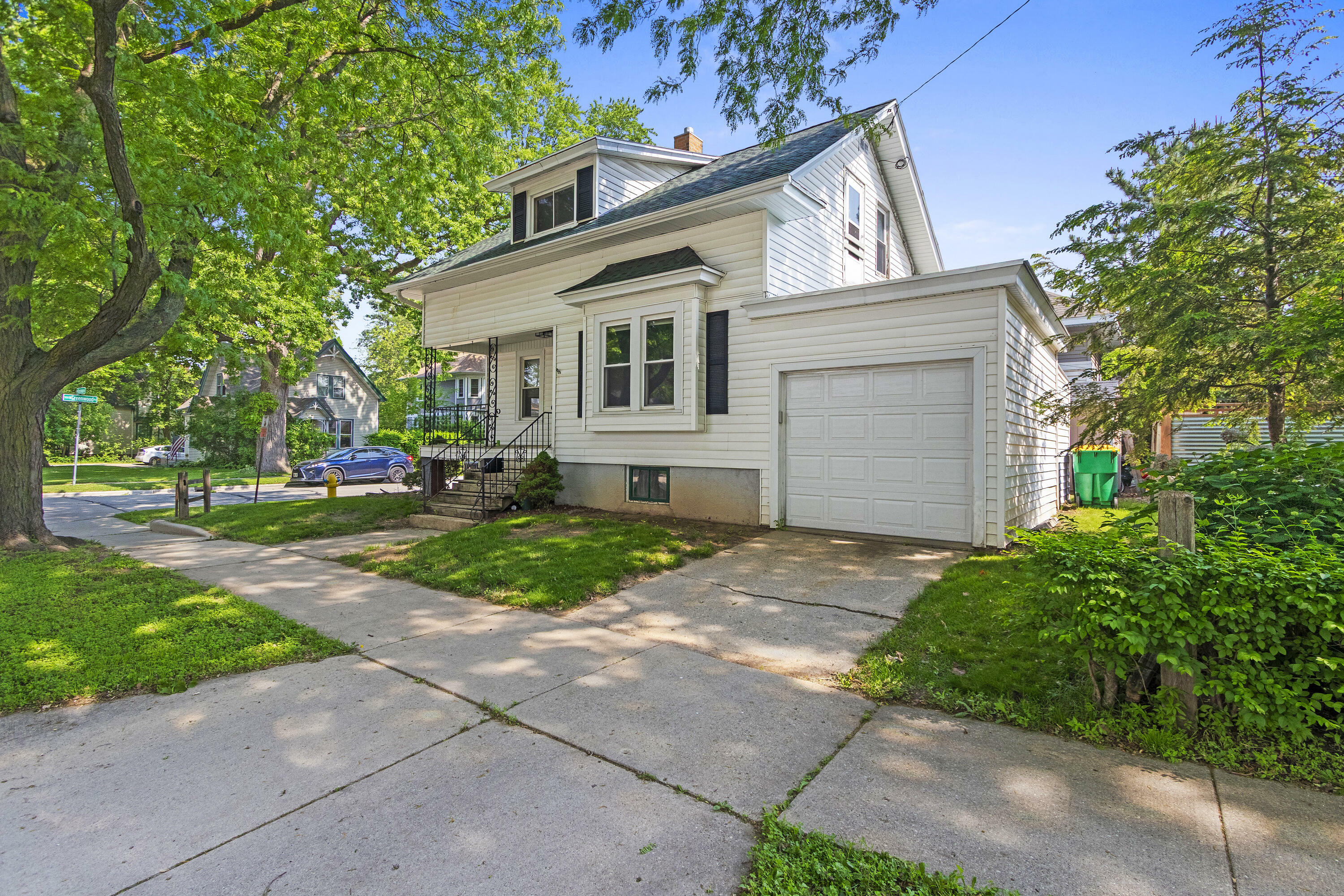 Property Photo: 816 Dousman St WI 54303