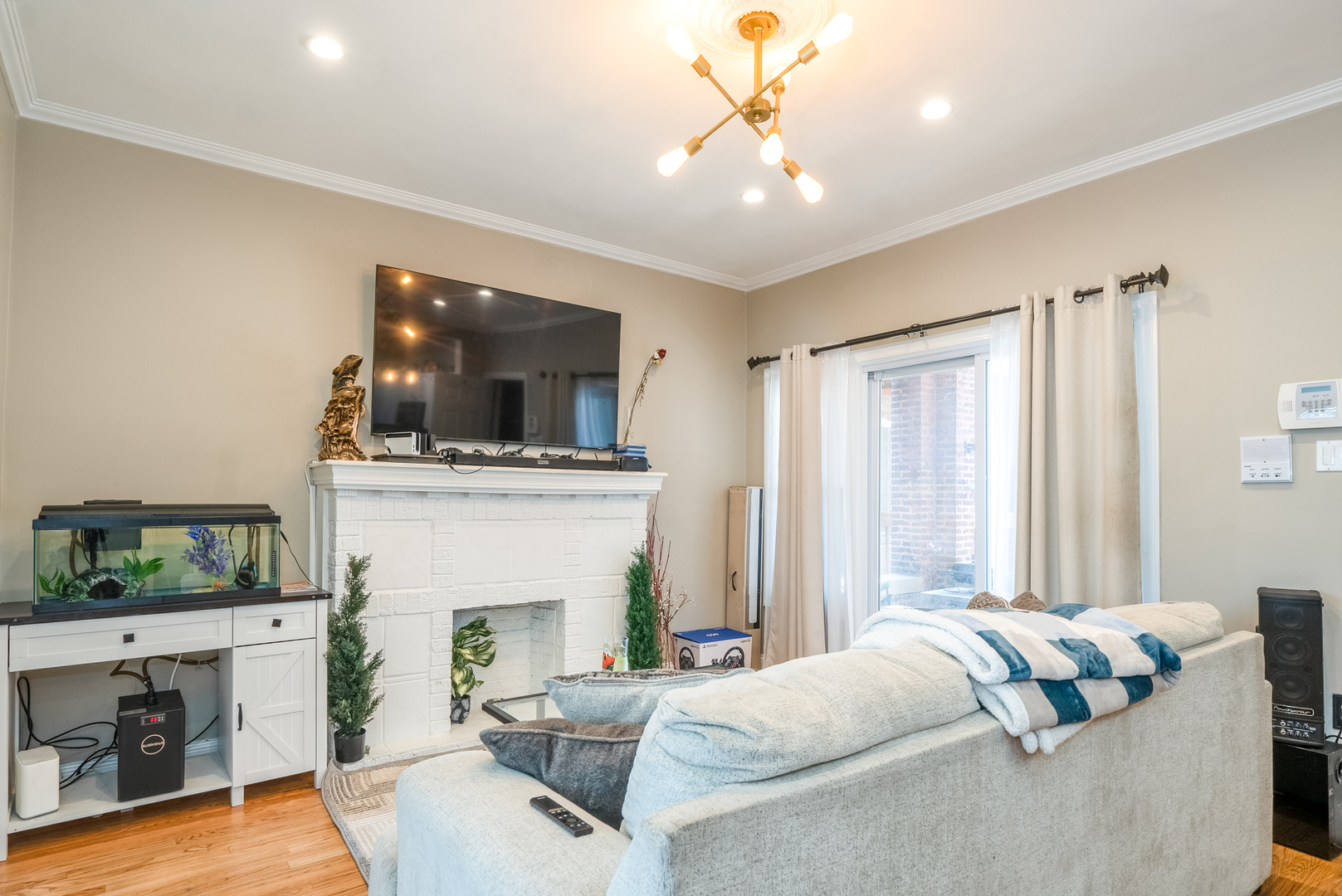 Property Photo: 4848 W Belle Plaine Avenue 2R IL 60641