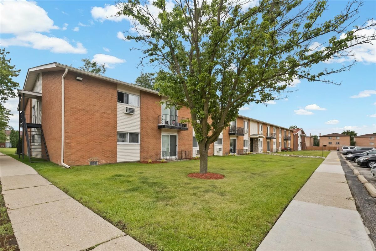 Property Photo: 8916 Kenneth Drive 1E IL 60016