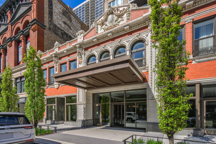 Property Photo: 1550 N Clark Street 302 IL 60610