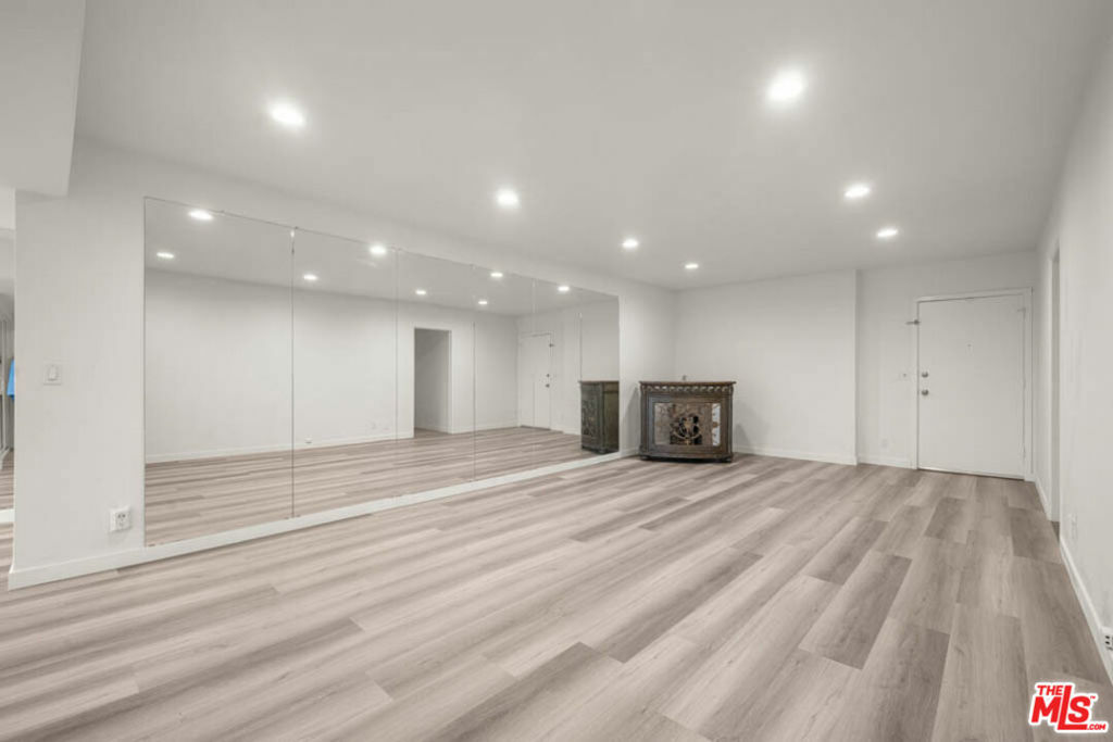Property Photo:  423 S Rexford Drive 202  CA 90212 