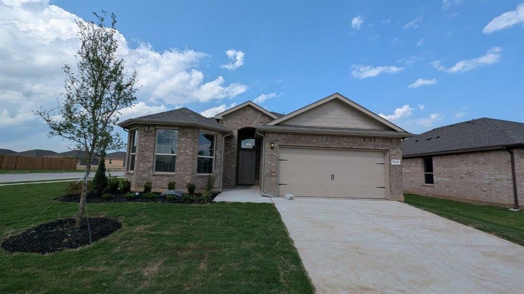Property Photo: 1001 Traction Trail TX 76031