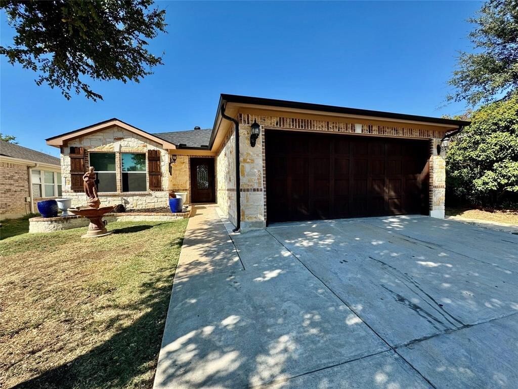 Property Photo: 1421 Thornhill Lane TX 75068