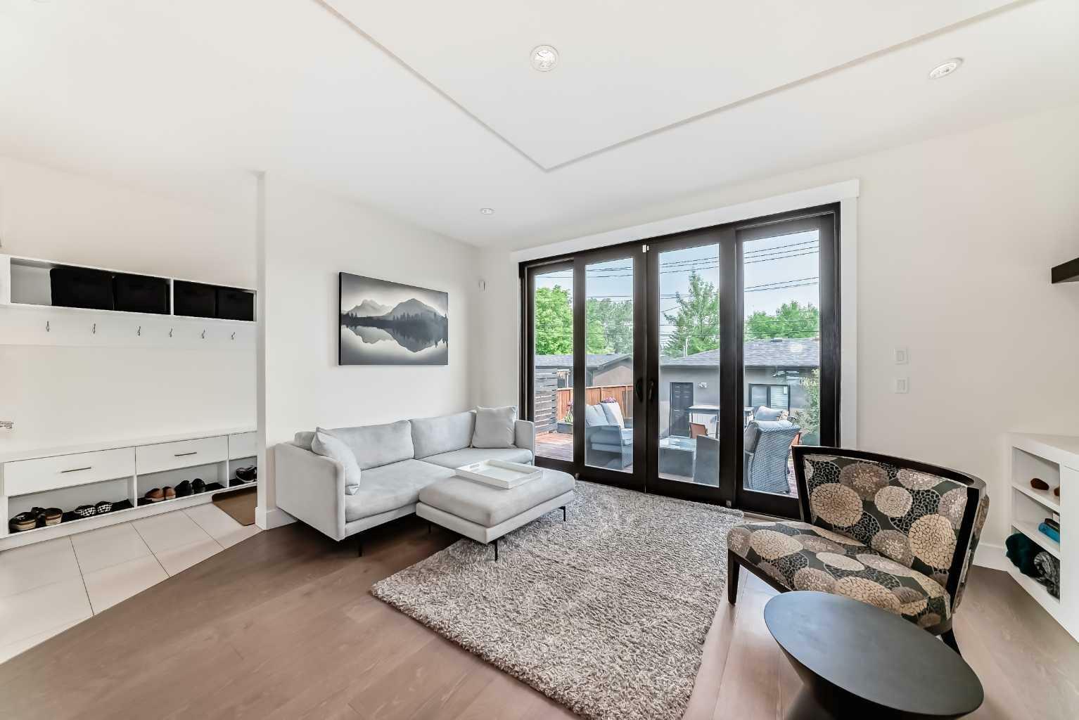 Property Photo:  140 27 Avenue NE  AB T2E 1Z7 