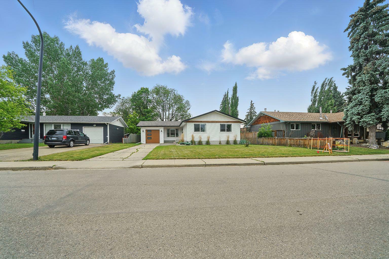 Property Photo: 3 Scott Street AB T4N 0E3
