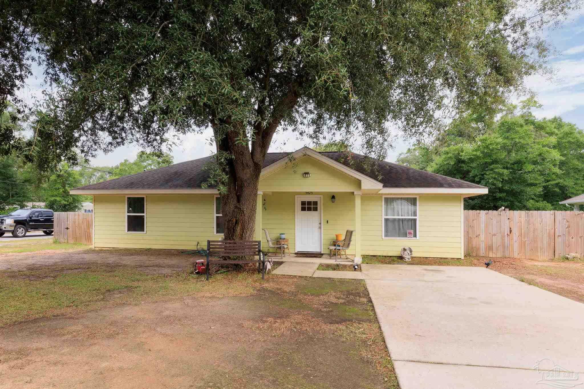 Property Photo: 5425 Bluebird St FL 32583