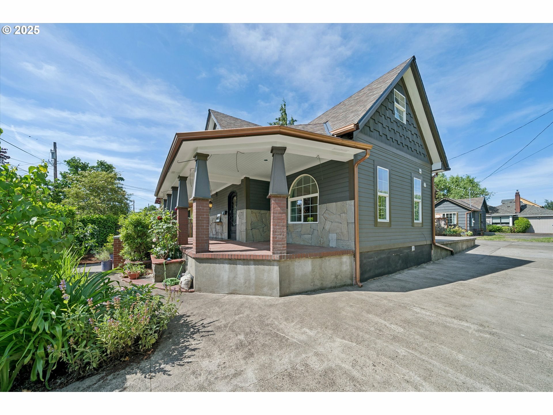 Property Photo: 6035 NE 9th Ave OR 97211