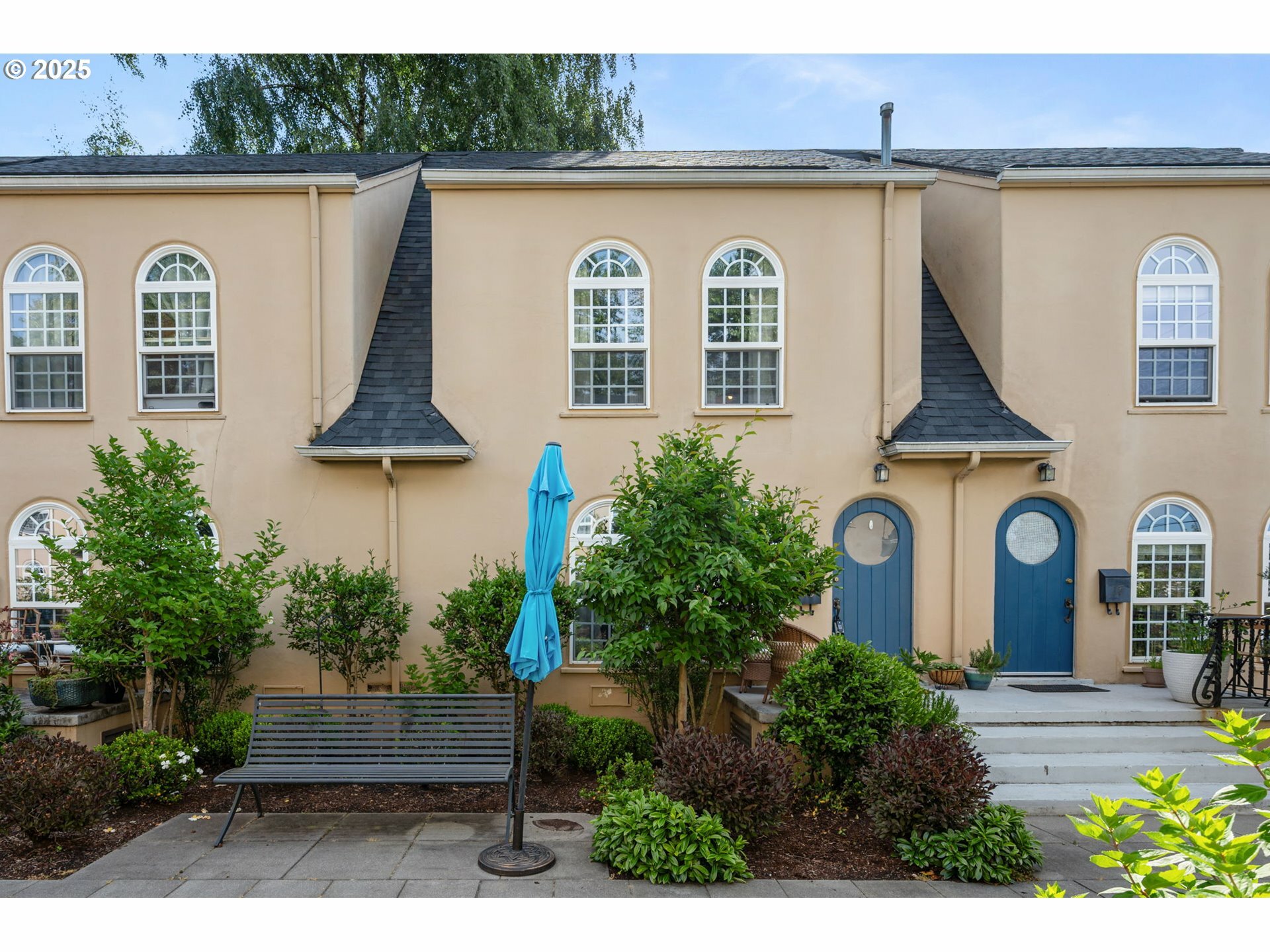 Property Photo: 909 NE Brazee St 16 OR 97212