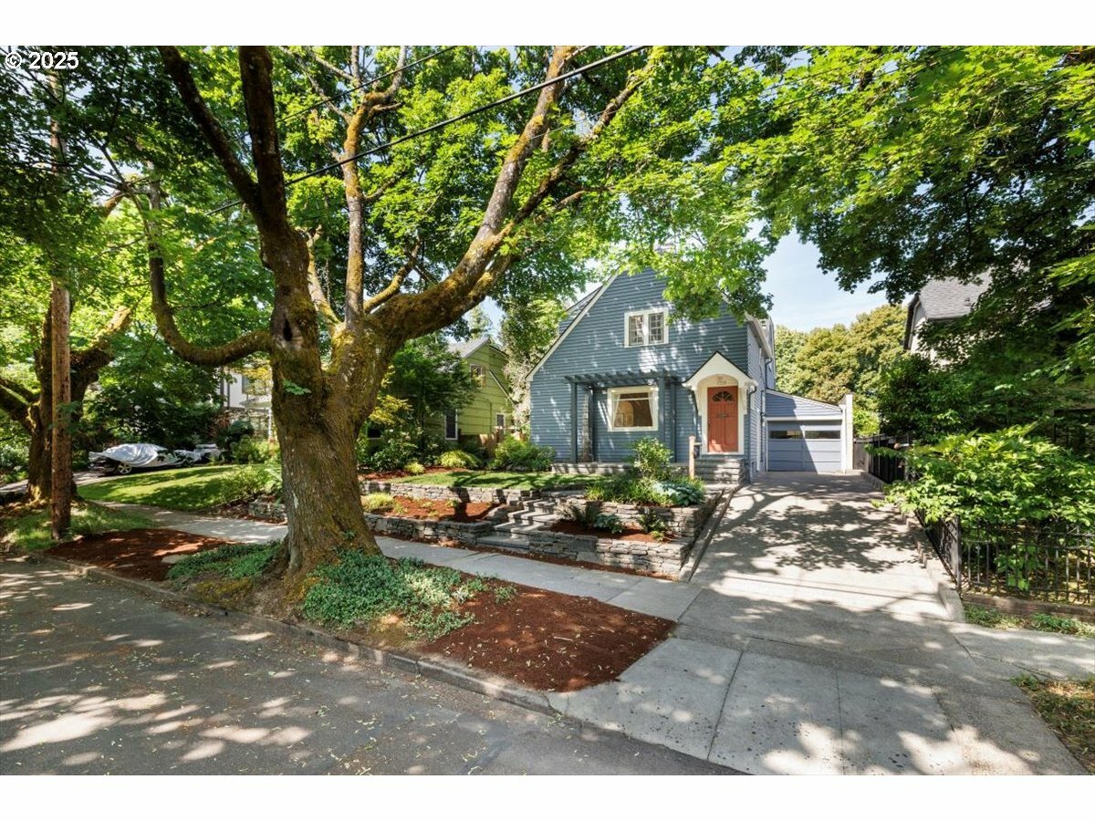Property Photo:  7315 SE 34th Ave  OR 97202 