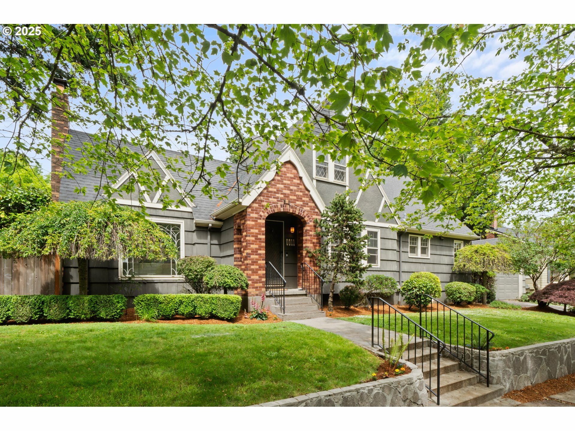 Property Photo:  6011 NE Thompson St  OR 97213 
