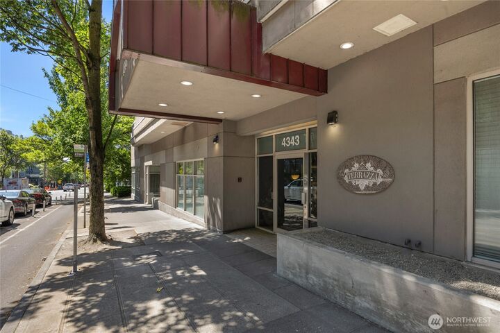Property Photo:  4343  Roosevelt Way NE 401  WA 98105 