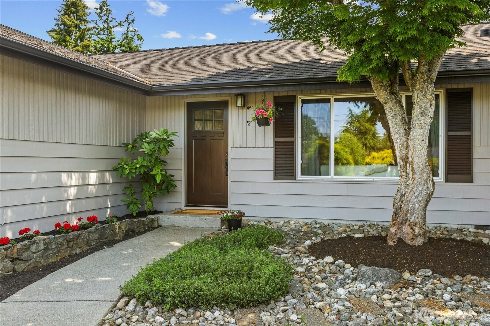 Property Photo: 21407 90th Avenue W WA 98026