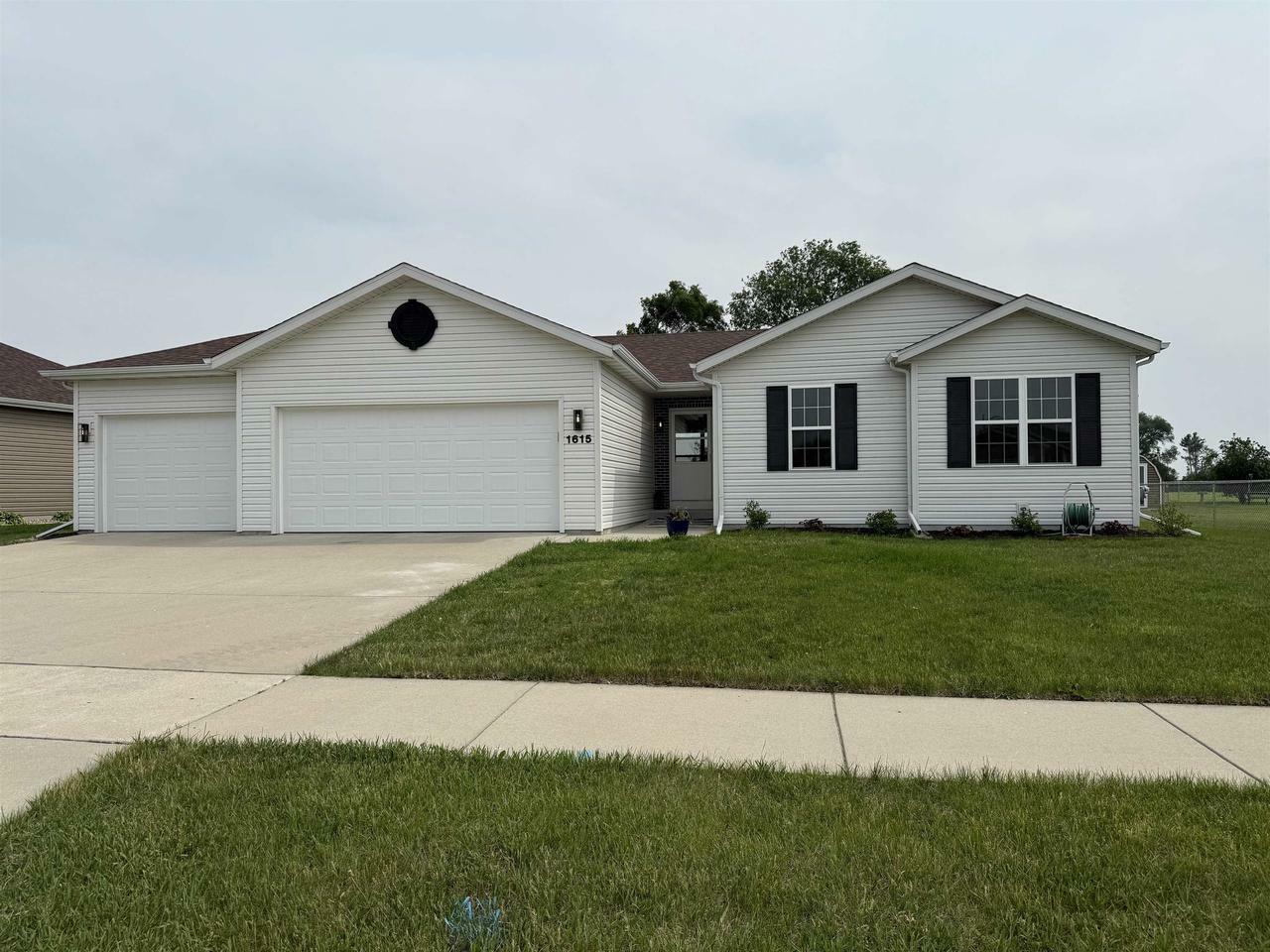 Property Photo:  1615 Prairie Knoll Drive  WI 53546 