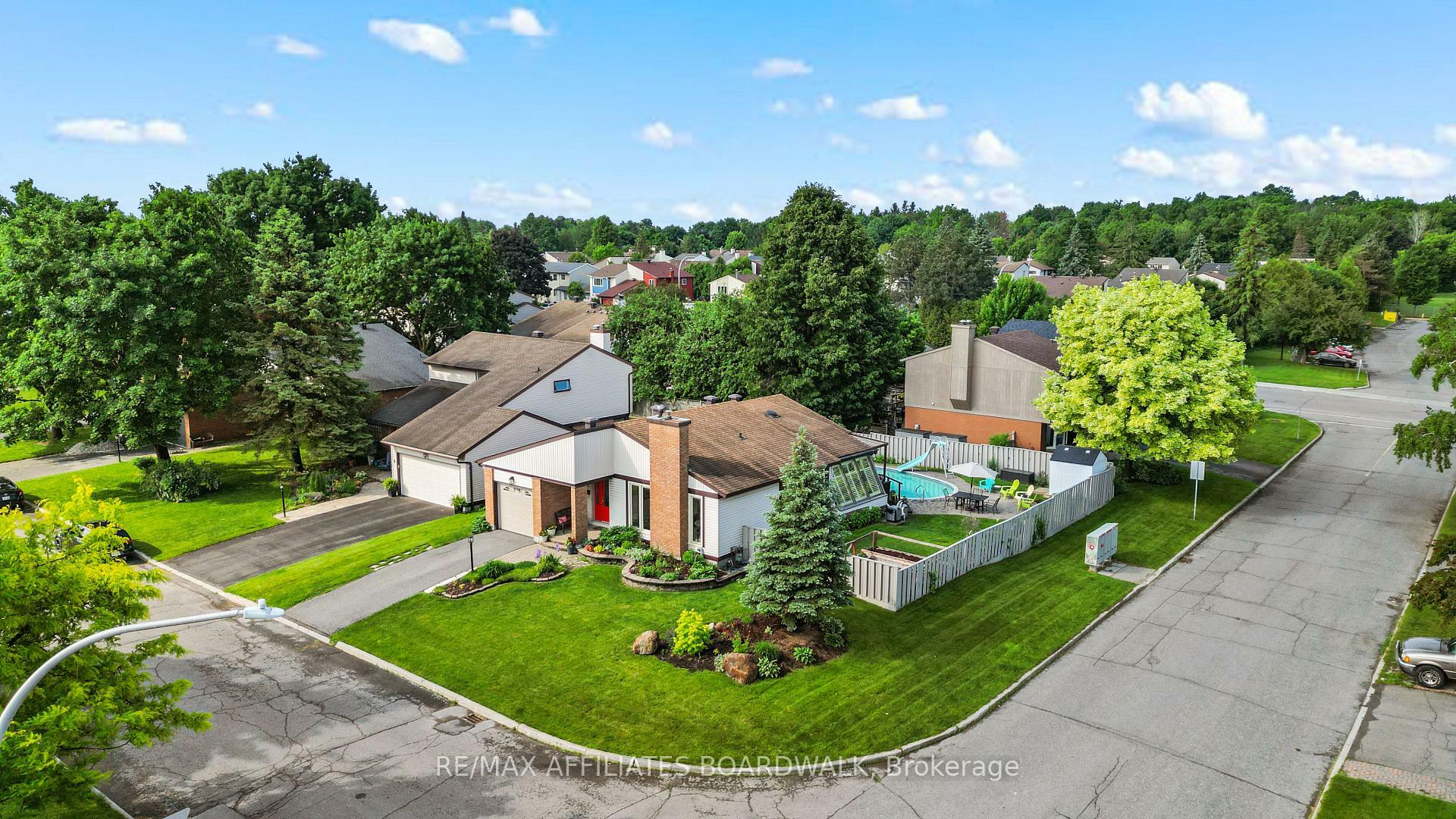 Property Photo: 2 Liveoak Crescent ON K2J 1R6