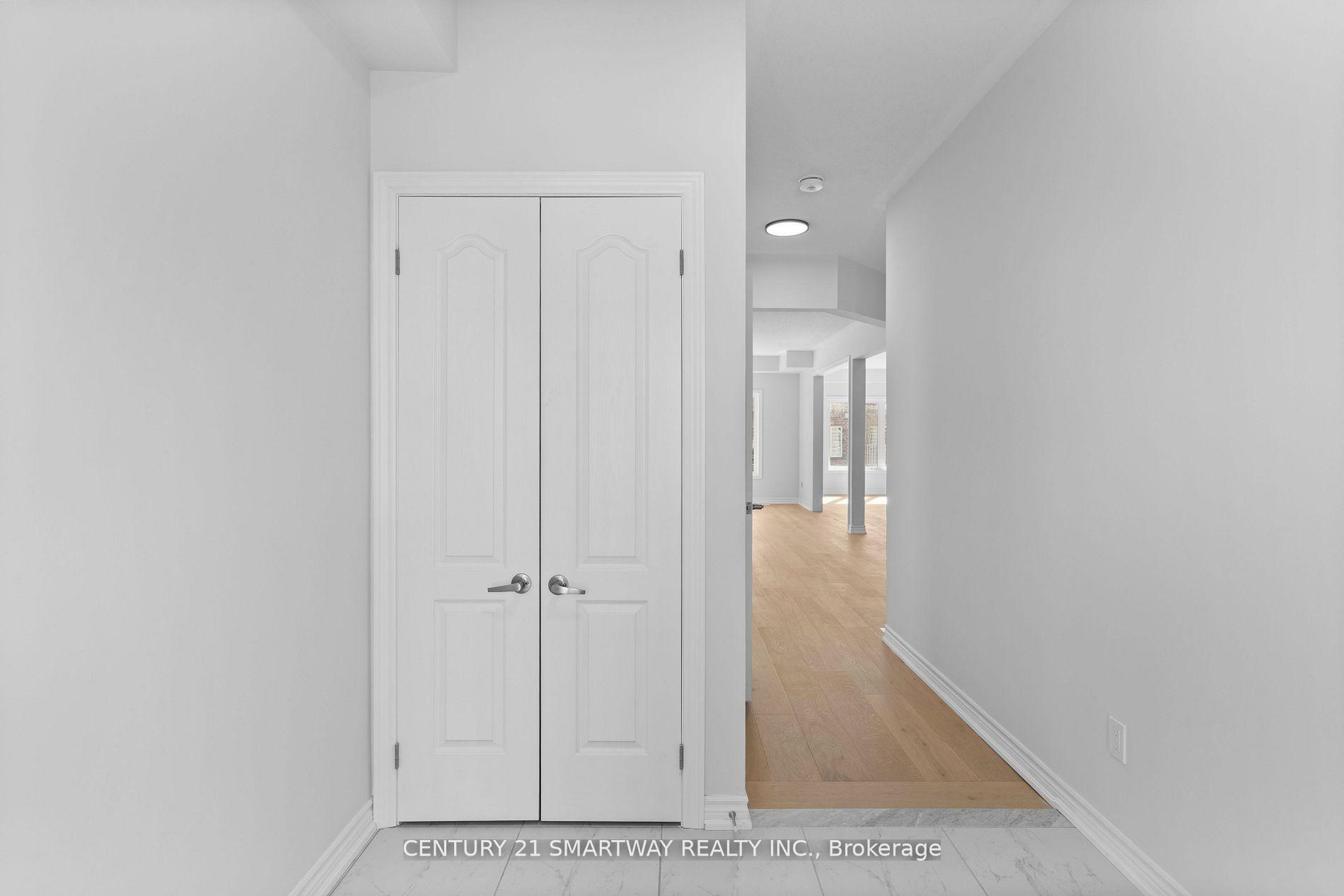 Photo de la propriété: 46 Huntsworth Avenue ON L2V 5G7
