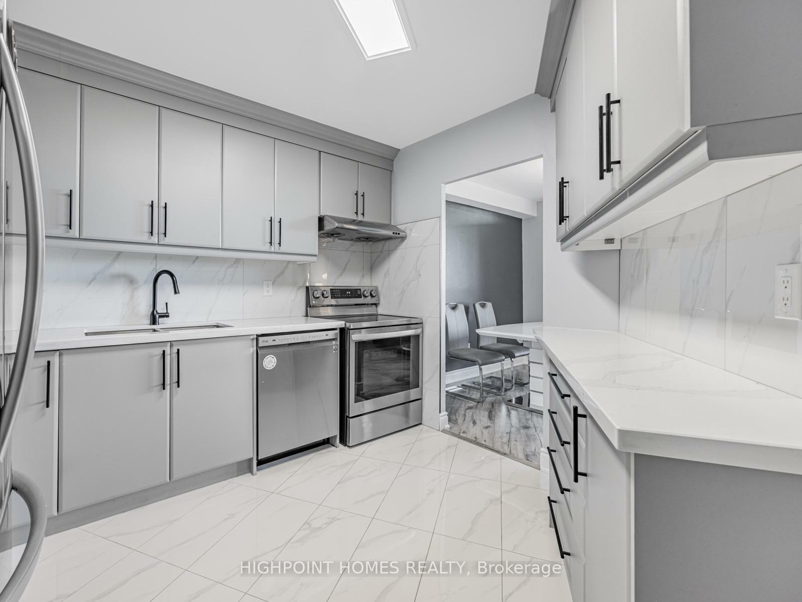Property Photo: 10 Edgecliff Golfway 919 ON M3C 3A3