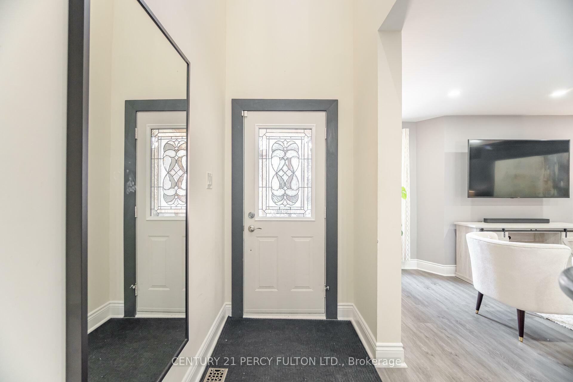 Photo de la propriété:  27 Farmers Avenue  ON L1T 3T1 