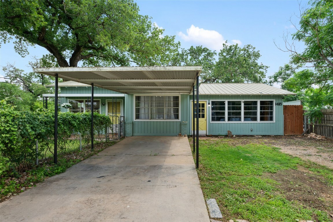 Property Photo: 1418 Kingshill Drive TX 78654