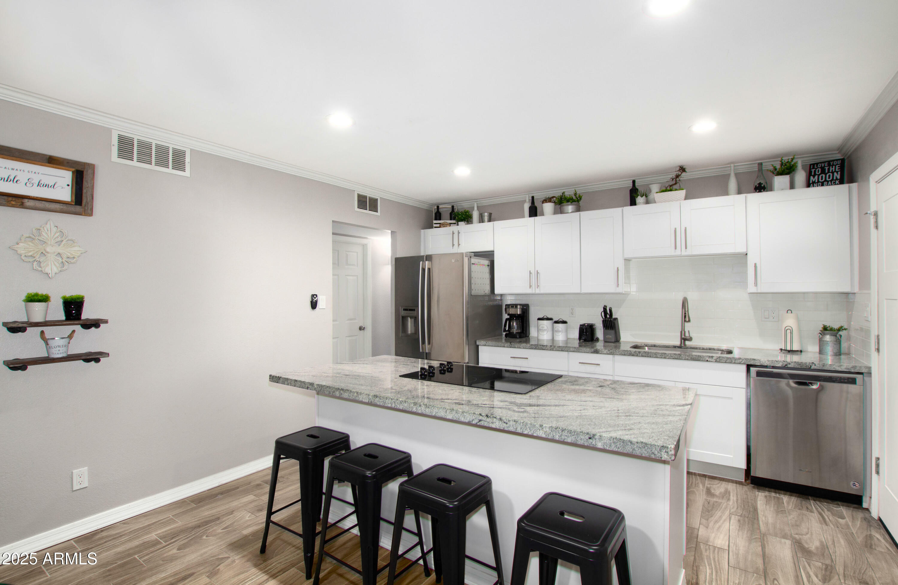 Property Photo: 1411 E Broadmor Drive AZ 85282