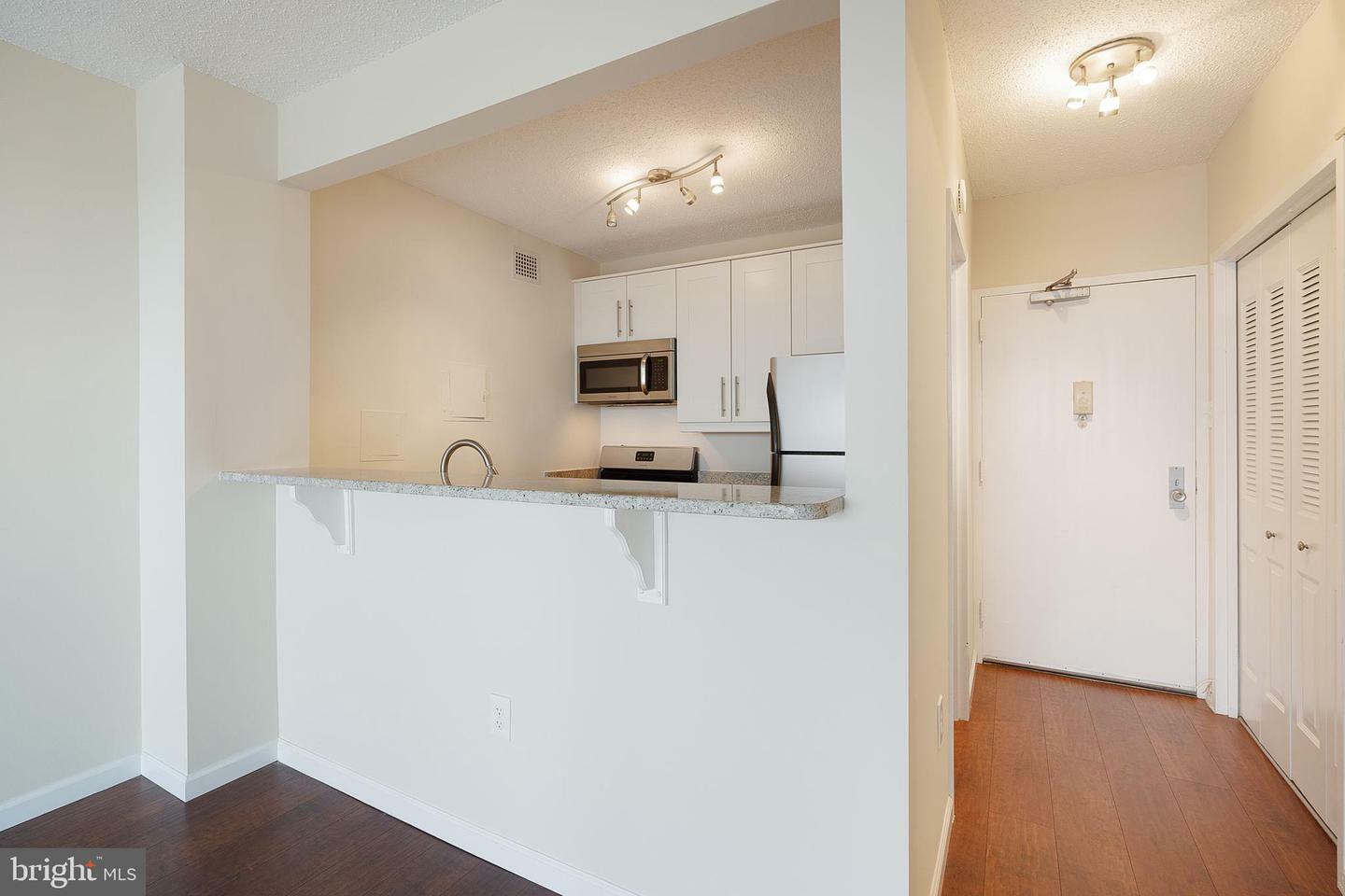 Property Photo: 4141 N Henderson Road 1114 VA 22203