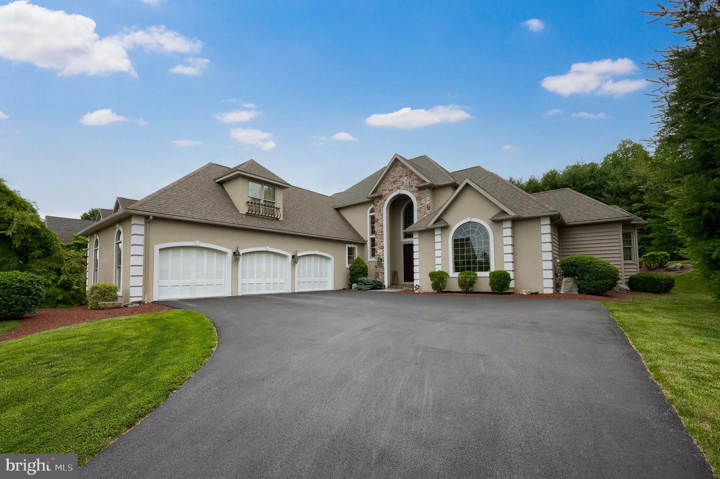 157 Huntingwood Drive  Lancaster PA 17602 photo