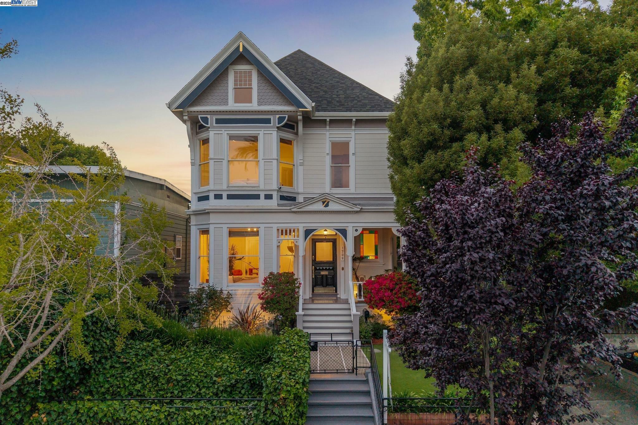 Property Photo: 1709 Myrtle St CA 94607