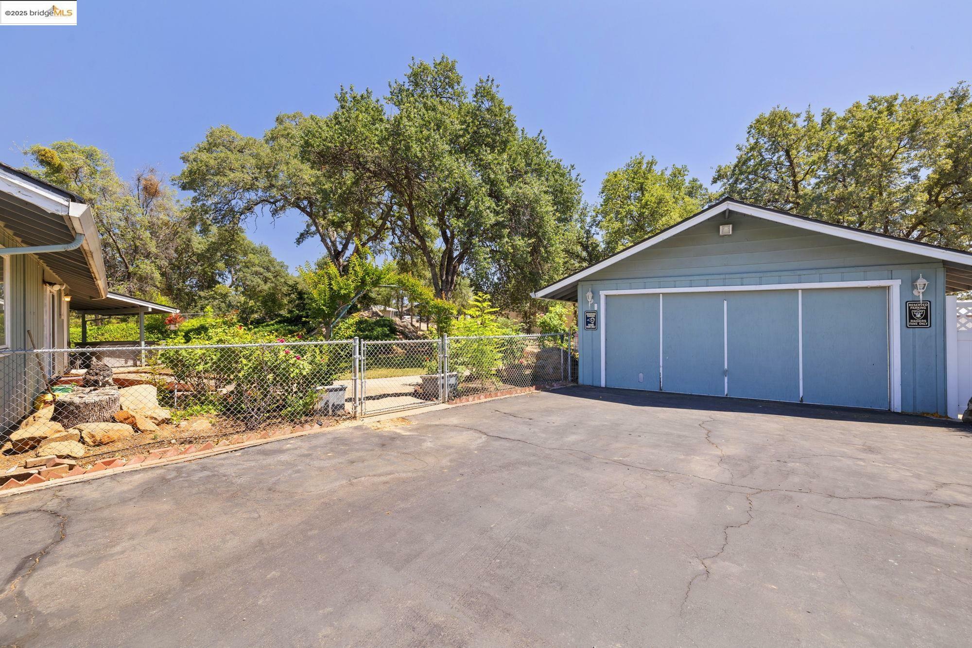 Property Photo: 13520 Tres Casas Rd CA 95370