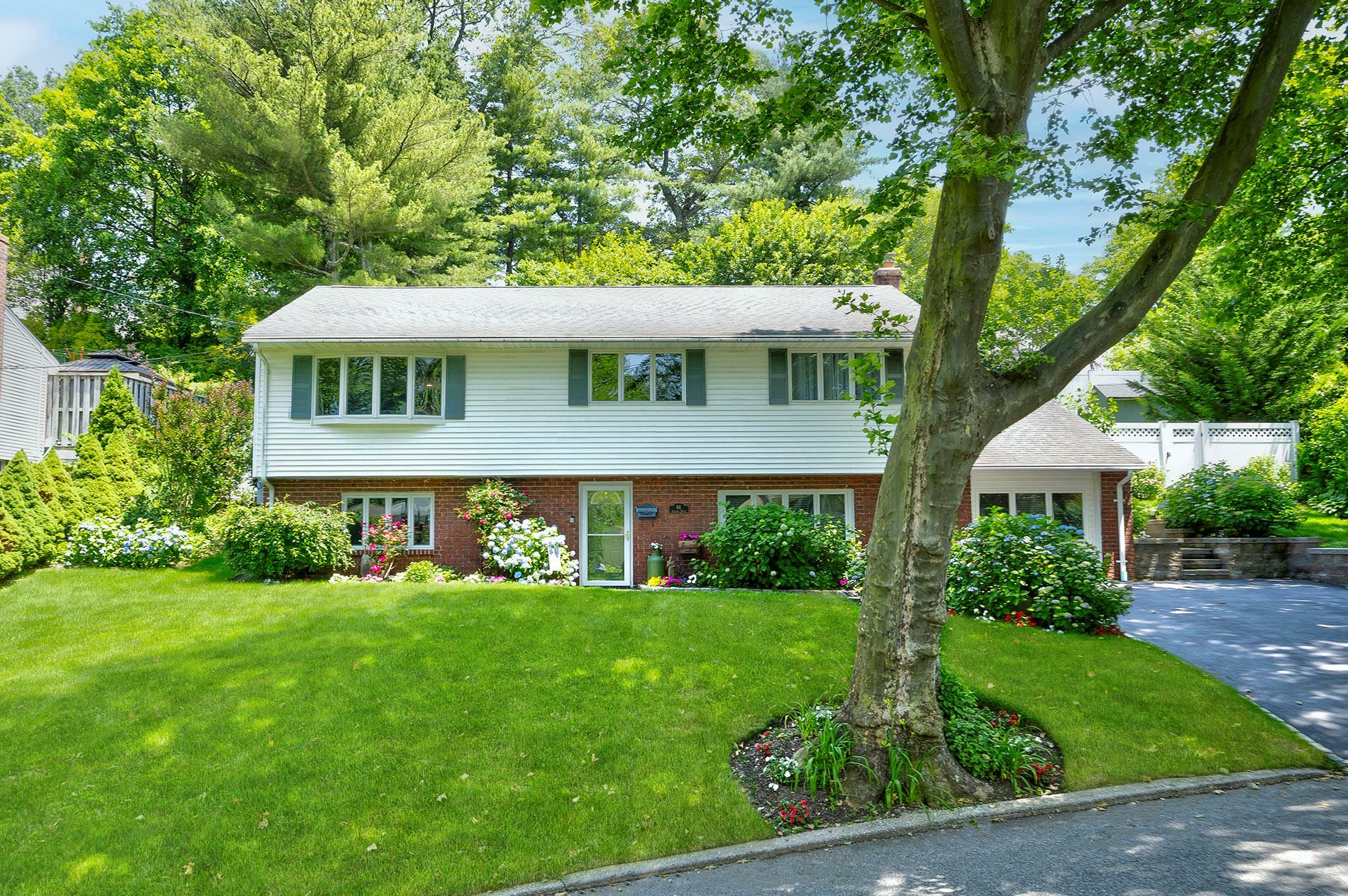 Property Photo:  94 Iceland Drive  NY 11746 
