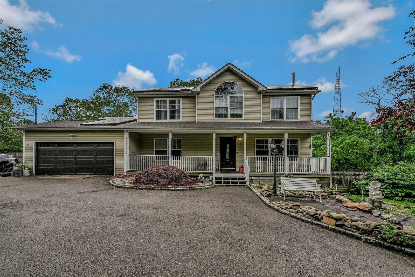 Property Photo: 24 Pineoaks Pl NY 11738