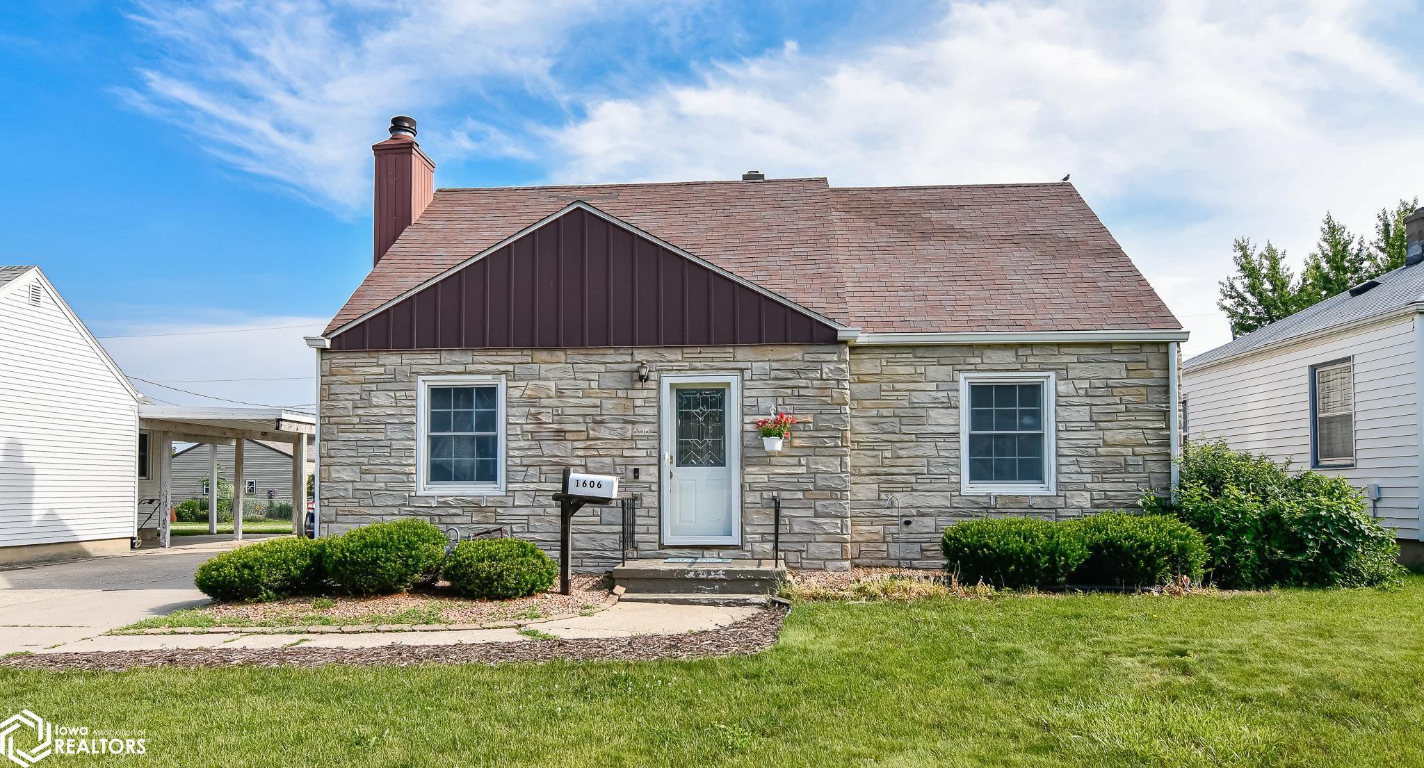 Property Photo: 1606 E Nevada Street IA 50158