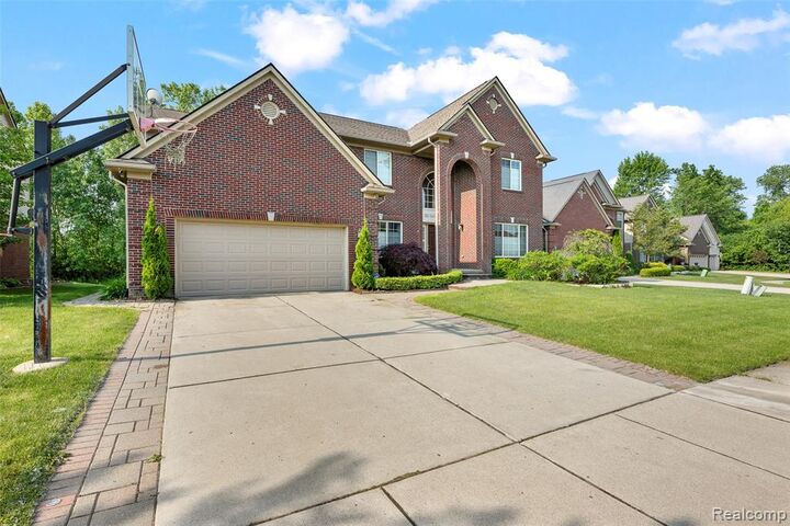 Property Photo:  392 Gunston Court  MI 48083 6508 