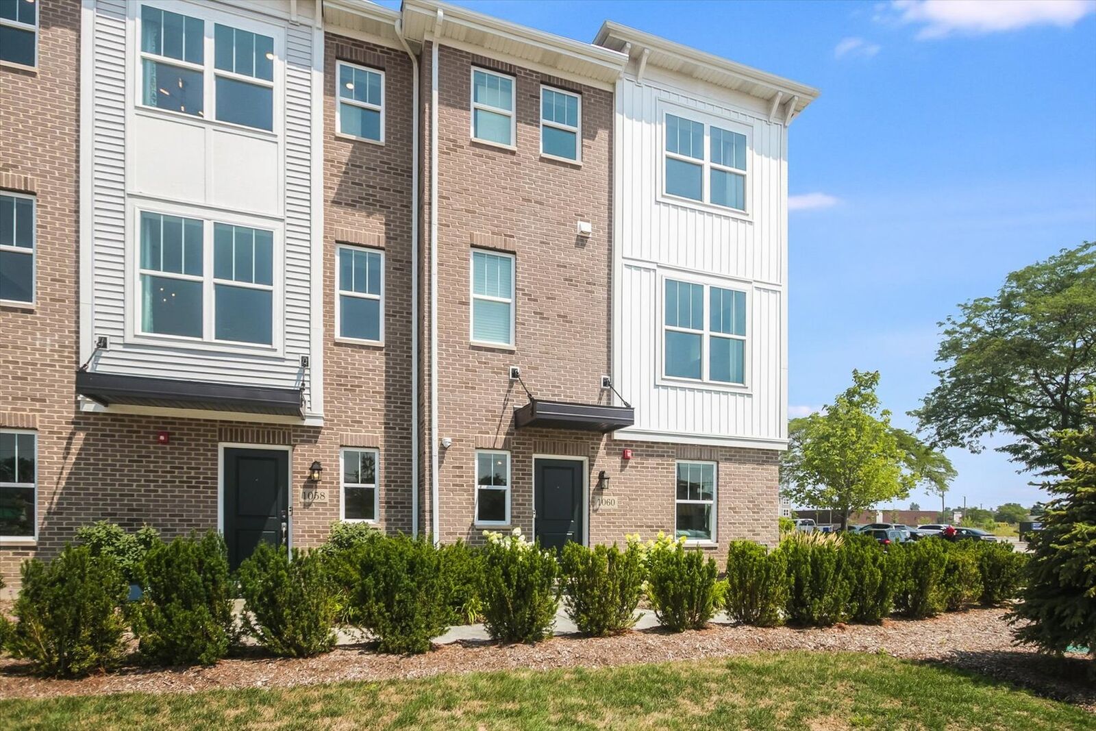 Property Photo:  1060 E Oakton Street  IL 60018 